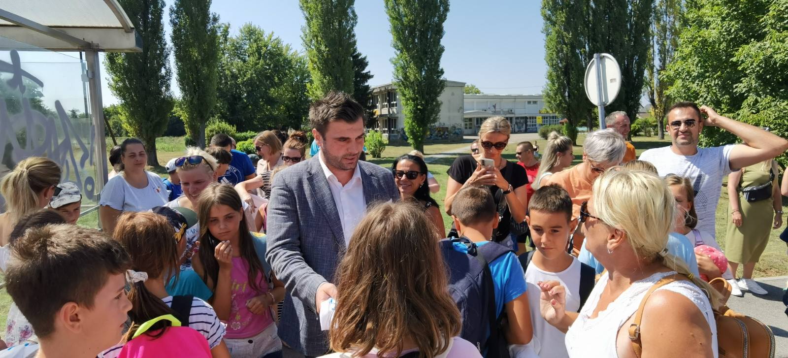 Učenici 11 osnovnih škola s područja cijele Sisačko-moslavačke županije u ponedjeljak, 25. srpnja 2022. godine vratili su se kući s besplatnog ljetovanja u Splitsko-dalmatinskoj županiji.  Sretni, puni dojmova i nezaboravnih uspomena veselo su grlili svoje roditelje, bake, djedove….