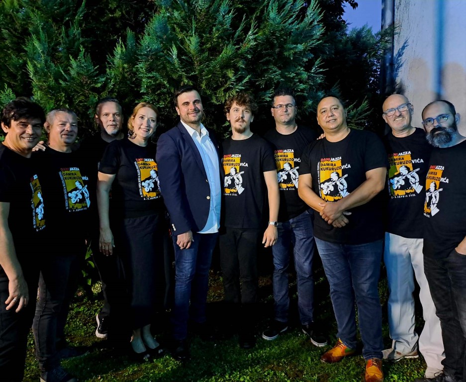 U nedjelju, 9. srpnja 2023. godine u atriju Gradskog muzeja u Sisku završio je 18. Siscia open jazz & blues festival – Dani jazza Damira Kukuruzovića kojeg je prije 18 godina pokrenuo sisački gitaristički virtuoz Damir Kukuruzović, a koji unazad tri godine, odnosno od njegove prerane smrti, nosi njegovo ime.