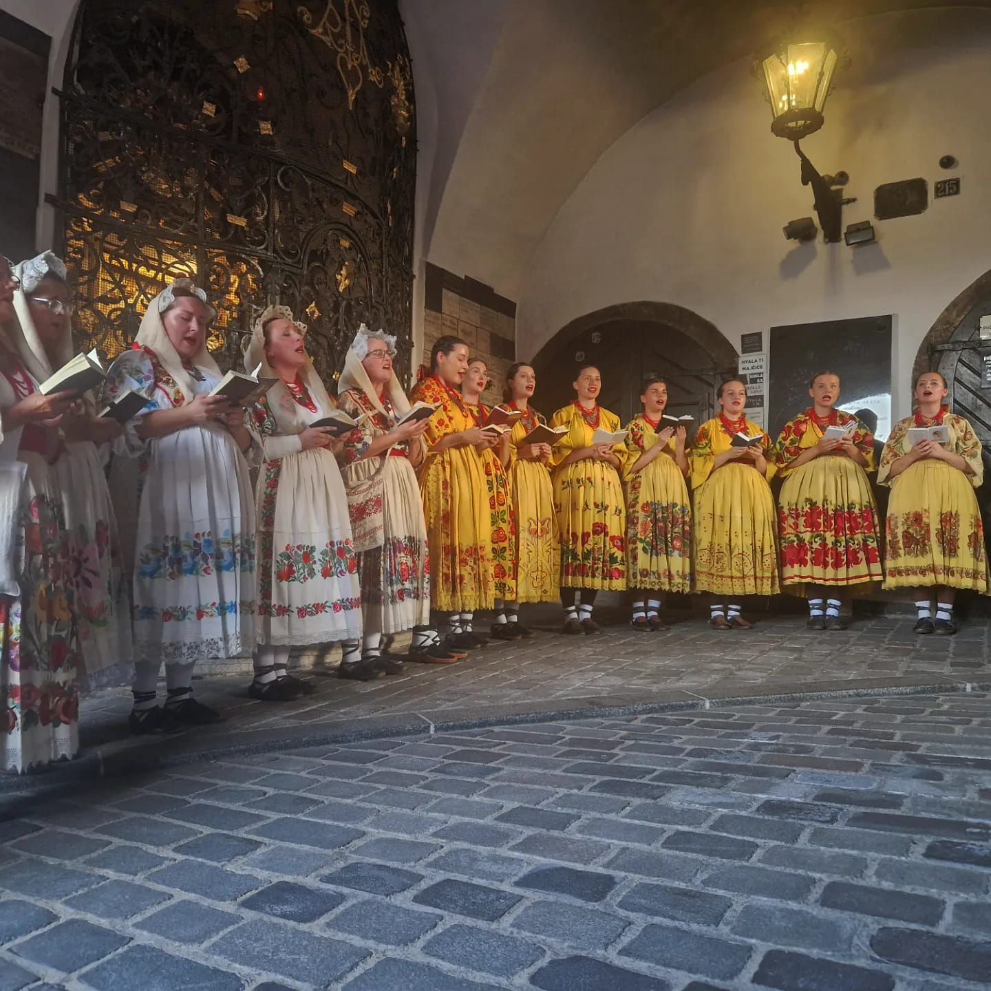 U sklopu 57. Međunarodne smotre folklora u Zagrebu, članovi kulturno umjetničkog društava Pokupljanka iz Bresta Posavskog, održali su u nedjelju, 16. srpnja 2023. godine hodočašće od kapelice Ranjenog Isusa do Majke Božje od Kamenitih vrata.