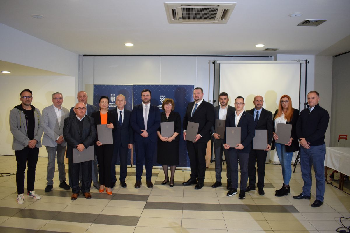 Župan Ivan Celjak, zamjenik župana Mihael Jurić i pročelnica UO za poslove župana Sanja Mioković nazočili su u petak, 4. studenoga 2022. godine svečanoj sjednici Gospodarskog vijeća HGK-Županijske komore Sisak na kojoj su uručene plakete Zlatna kuna. Za zasluge u razvitku županijskog gospodarstva tijekom 2021. godine u kategoriji malih trgovačkih društava plaketu Zlatna kuna je dobila tvrtka EUROART 93 d.o.o. iz Siska, u kategoriji srednjih trgovačkih društava ŠMIT ELECTRONIC d.o.o. iz Kutine  i u kategoriji velikih trgovačkih društava HiPP CROATIA d.o.o. iz Gline.  