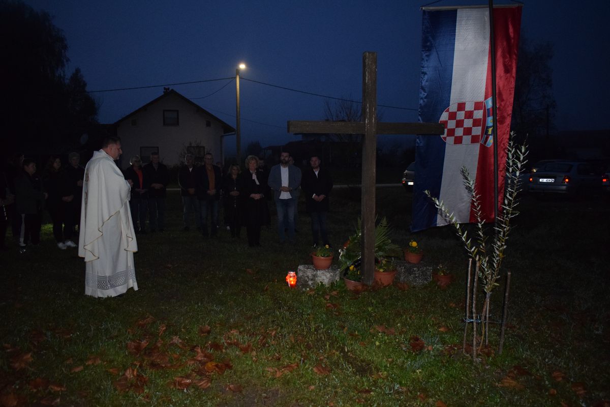 Vijećnici u Županijskoj skupštini Tomislav Kralj i Mario Markić te predsjednica Zajednice kulturno-umjetničkih udruga SMŽ Ivanka Roksandić su u petak, 11. studenoga 2022. godine, sudjelovali u obilježavanju Dana sela Madžari, naselja na sisačkom području. 