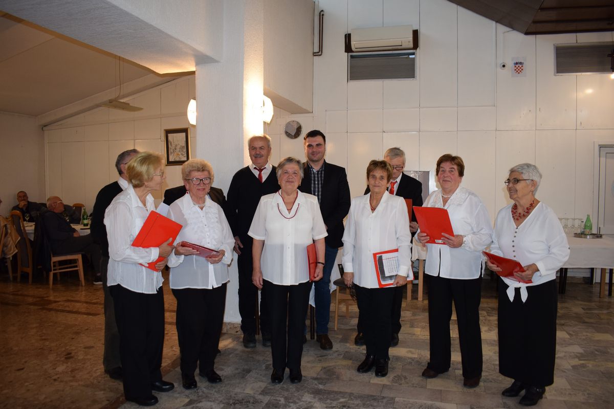 Dvjestotinjak umirovljenika s područja cijele županije, koje okuplja Matica umirovljenika SMŽ, na čelu s predsjednikom Josipom Vrbancem, pozdravio je župan Ivan Celjak sa suradnicima.