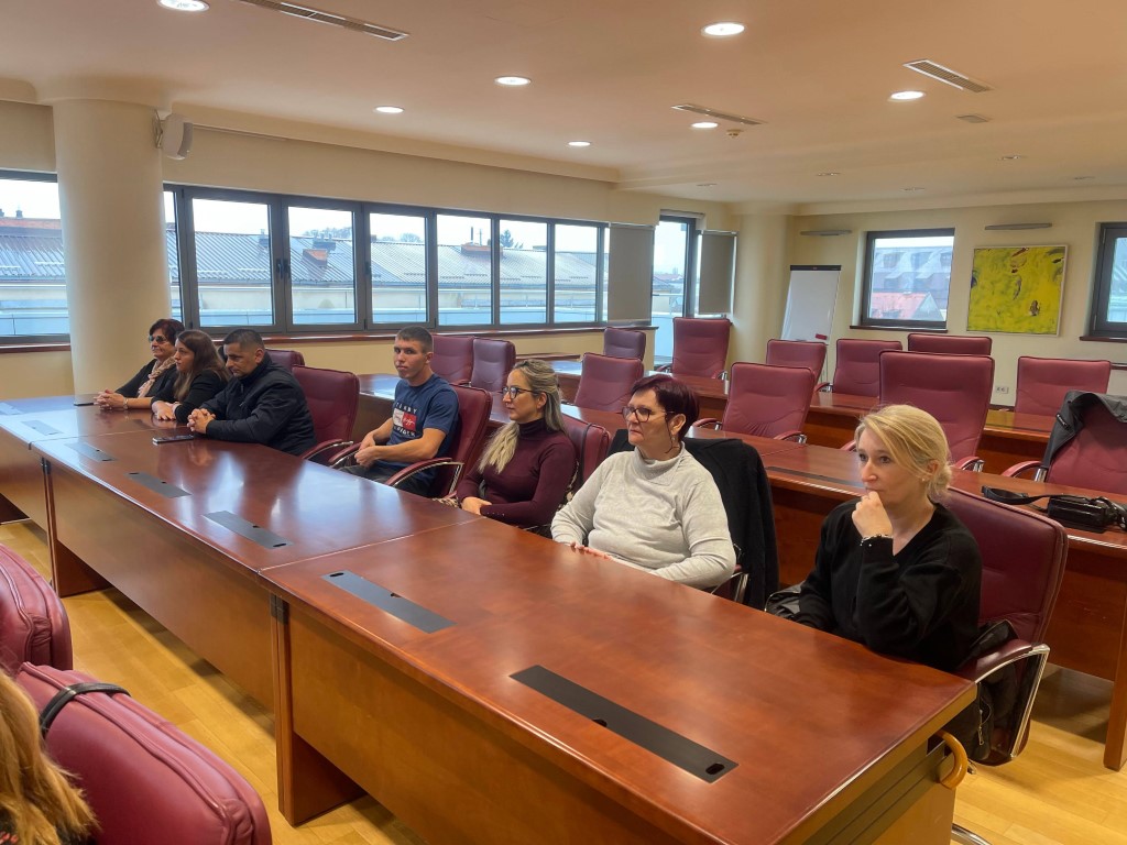 U utorak, 22. studenoga 2022. godine, dodjeljeno je devet novih ugovora korisnicima s područja Sisačko-moslavačke županije, koje je uručila ministrica poljoprivrede Marija Vučković. Radi se o ugovorima iz Programa ruralnog razvoja ukupne vrijednosti 2,4 milijuna kuna.