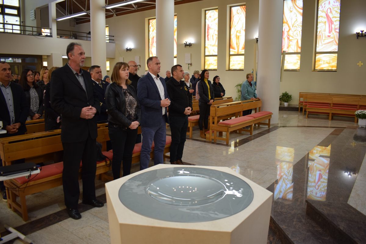 Zamjenik župana Mihael Jurić, potpredsjednik Županijske skupštine Ivan Brlečić i pročelnica Upravnog odjela za zdravstvo, socijalnu skrb i hrvatske branitelje Alenka Ljubešić nazočili su misi zadušnici za sve hrvatske branitelje i civilne žrtve iz Domovinskog rata 