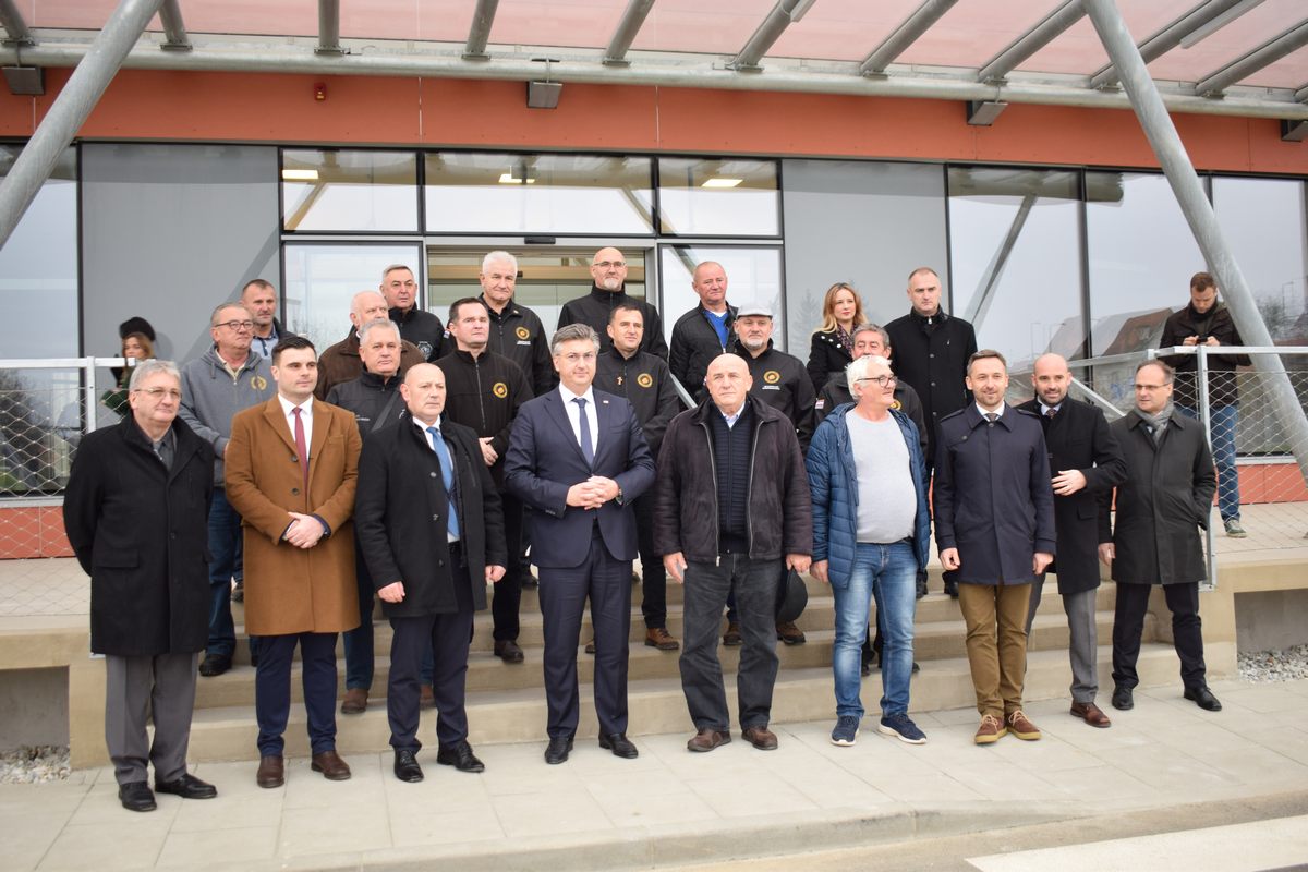 Vlada Republike Hrvatske osigurala je 90 milijuna kuna pomoći na području Sisačko-moslavačke županije, istaknuto je u utorak, 29. studenoga 2022. godine, tijekom posjeta predsjednika Vlade Andreja Plenkovića sa suradnicima koji je sa županom Ivanom Celjakom obišao Petrinju i Sisak.