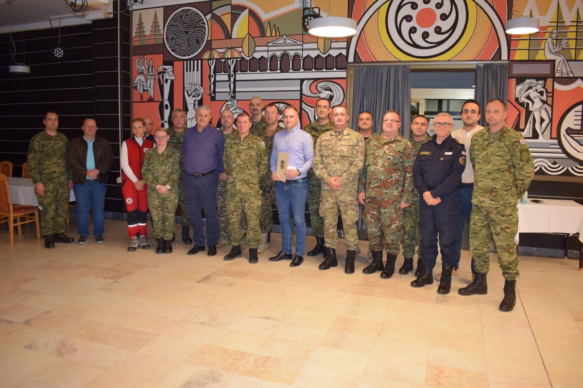 Zamjenik župana Mihael Jurić se u srijedu, 9. studenoga 2022. godine, u prostoru restorana „Petrova gora“ u Topuskom susreo s polaznicima 25. naraštaja Ratne škole „Ban Josip Jelačić“ Hrvatskog vojnog učilišta „Dr. Franjo Tuđman“, koji su i ove godine svoje studijsko putovanje proveli na području Sisačko-moslavačke županije.