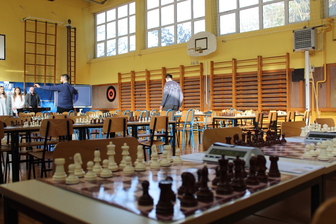 U Osnovnoj školi Popovača u četvrtak, 3. studenoga 2022. godine, je održano županijsko natjecanje u šahu u organizaciji Školskog sportskog saveza SMŽ. Natjecanje je otvorila pročelnica Upravnog odjela za obrazovanje, kulturu, šport, mlade i civilno društvo Robertina Štajdohar pohvalivši rad profesora koji se trude potaknuti učenike na bavljenje što raznovrsnijim aktivnostima.