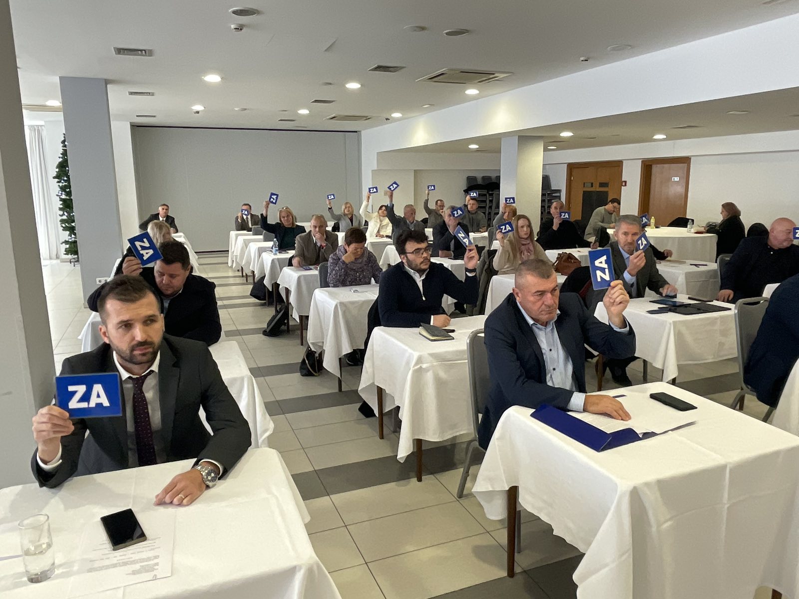 Na 13. sjednici Županijske skupštine koja je održana u četvrtak, 24. studenoga 2022. godine donesena je Odluka o kupnji nekretnine u Sisku, na području naselja Caprag, u cilju proširenja postojećeg Doma za starije i nemoćne osobe Sisak te će tako Caprag, Viktorovac i ostali dijelovi grada u blizini dobiti dom za starije osobe kapaciteta od 70 do 100 korisnika. Riječ je značajnom projektu Sisačko-moslavačke županije kojoj je jedan od prioriteta povećanje sigurnosti starijih osoba te skrb i briga o umirovljeničkoj populaciji.