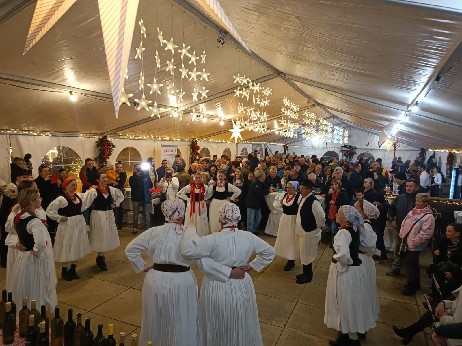 Predsjednik Županijske skupštine Mato Fofić je u petak, 25. studenoga 2022. godine, kod Doma kulture u Popovači nazočio tradicionalnoj manifestaciji “Večer škrleta i moslavačke kuhinje” koju je organizirala Turistička zajednica grada Popovače i Udruga vinogradara i voćara "Škrlet".Predsjednik Županijske skupštine Mato Fofić je u petak, 25. studenoga 2022. godine, kod Doma kulture u Popovači nazočio tradicionalnoj manifestaciji “Večer škrleta i moslavačke kuhinje” koju je organizirala Turistička zajednica grada Popovače i Udruga vinogradara i voćara "Škrlet".