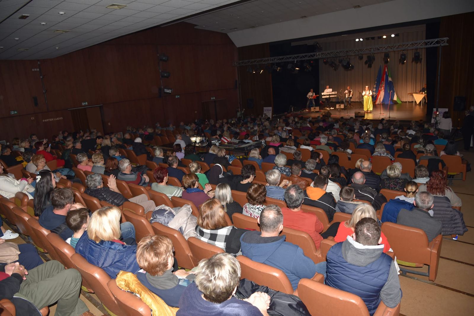 12. amaterski festival pjesme sevdalinke održan je u Domu INA rafinerije nafte u Sisku, u organizaciji Bošnjačke nacionalne zajednice grada Siska i Sisačko-moslavačke županije. Program je održan pod pokroviteljstvom Savjeta za nacionalne manjine Republike Hrvatske i sisačko-moslavačkog župana Ivana Celjaka, čija je izaslanica na ovoj večeri pjesme sevdalinke, na kojoj su sudjelovali izvođači iz Hrvatske, Bosne i Hercegovine i Slovenije, bila pročelnica UO za poljoprivredu, ruralni razvoj i zaštitu okoliša i prirode Anita Sinjeri-Ibrišević.