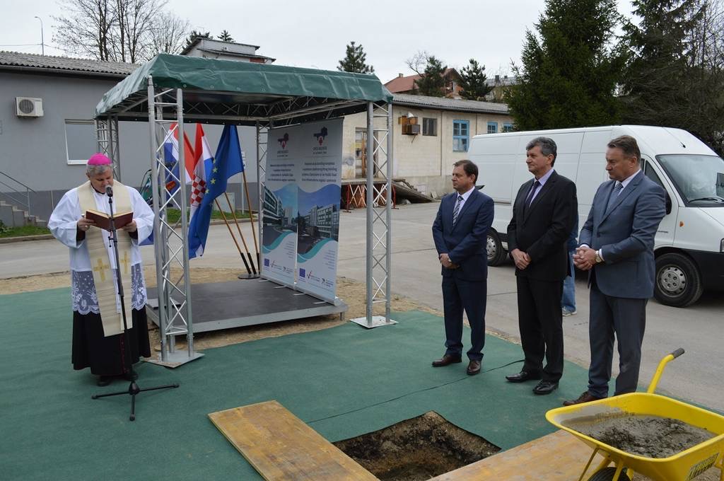 Početak radova su 4. travnja 2018. godine, ugrađivanjem povelje o gradnji u temelje buduće građevine, obilježili župan Ivo Žinić, tadašnji ministar zdravstva Milan Kujundžić i ravnatelj Bolnice Tomislav Dujmenović.  