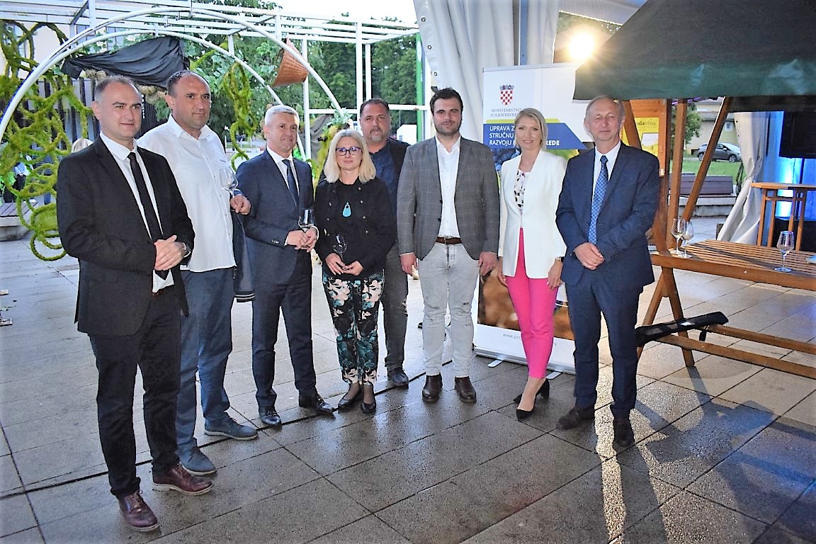 U drugom dijelu programa pridružio mu se i župan Ivan Celjak te su zajedno s domaćinima obišli izložbeni prostor, pod šatorom na Trgu dr. Franje Tuđmana.