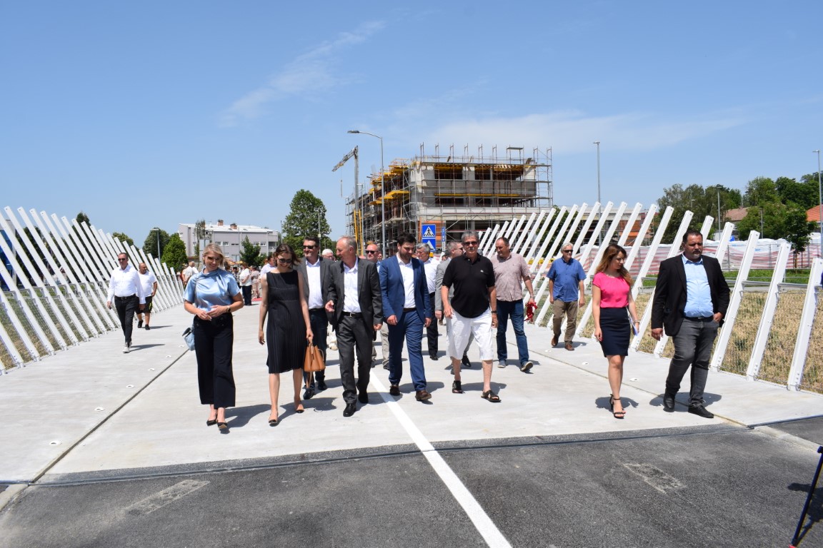 Župan Ivan Celjak je u petak, 27. svibnja 2022. godine, u Kutini sudjelovao u otvaranju novosagrađenog mosta u Kutini, koji preko potoka Kutinice spaja Školsku i Dalmatinsku ulicu.