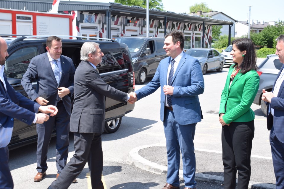 Župan Ivan Celjak nazočio je u petak, 20. svibnja 2022. godine programu posjeta Gradu Petrinji povjerenika Europske komisije za proračun i administraciju Johannesa Hahna, ministra prostornoga uređenja, graditeljstva i državne imovine Ivana Paladina sa suradnicima.