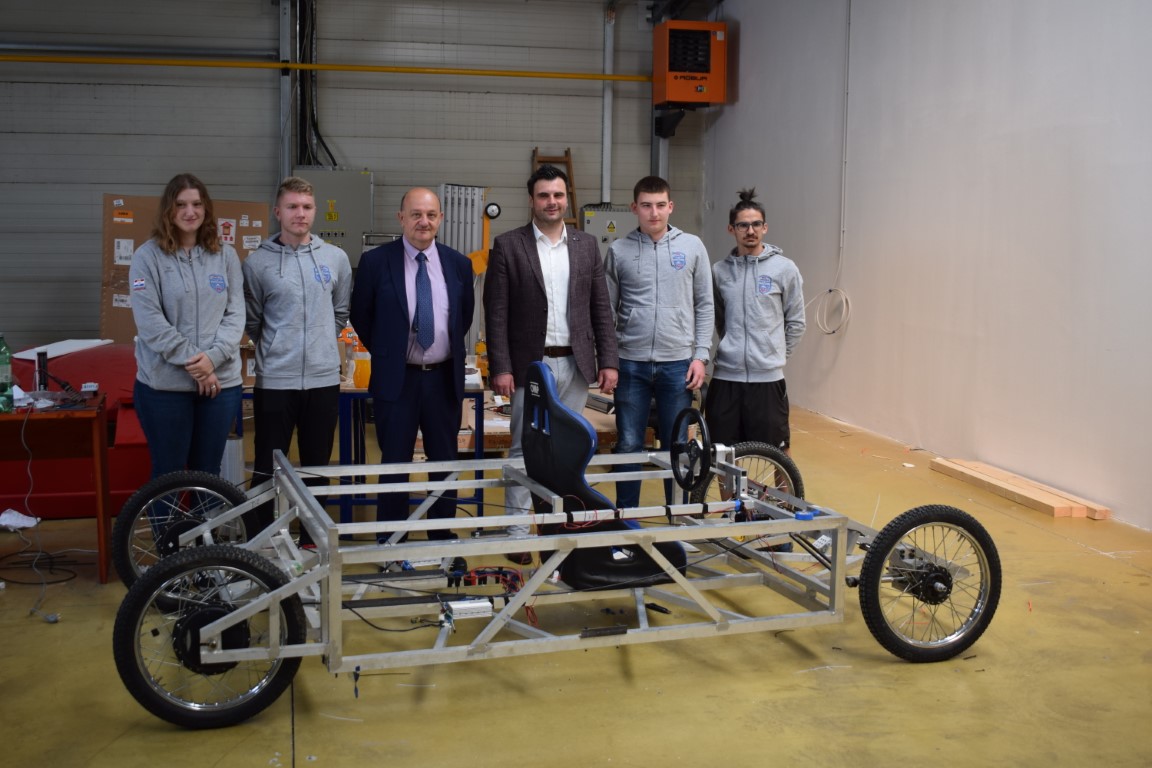 Međunarodnu utrka solarnih automobila SOELA 2022, koja će biti održana od 9. do 11. lipnja u Sisku, najavili su u utorak, 24. svibnja 2022. godine, na konferenciji za medije u privremenom prostoru Regionalnog centra kompetentnosti Tehničke škole Sisak, sisačko-moslavački župan Ivan Celjak i ravnatelj Tehničke škole Sisak Davor Malović. 