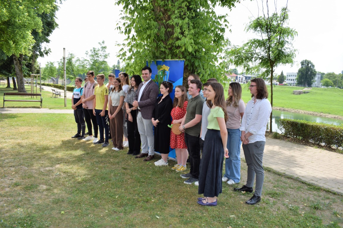 Župan Ivan Celjak je u utorak, 24. svibnja 2022. godine, na Šetnici Slavoljuba Slave Striegla u Sisku upriličio susret s novim stipendistima Sisačko-moslavačke županije, učenicima srednjih škola i studentima.