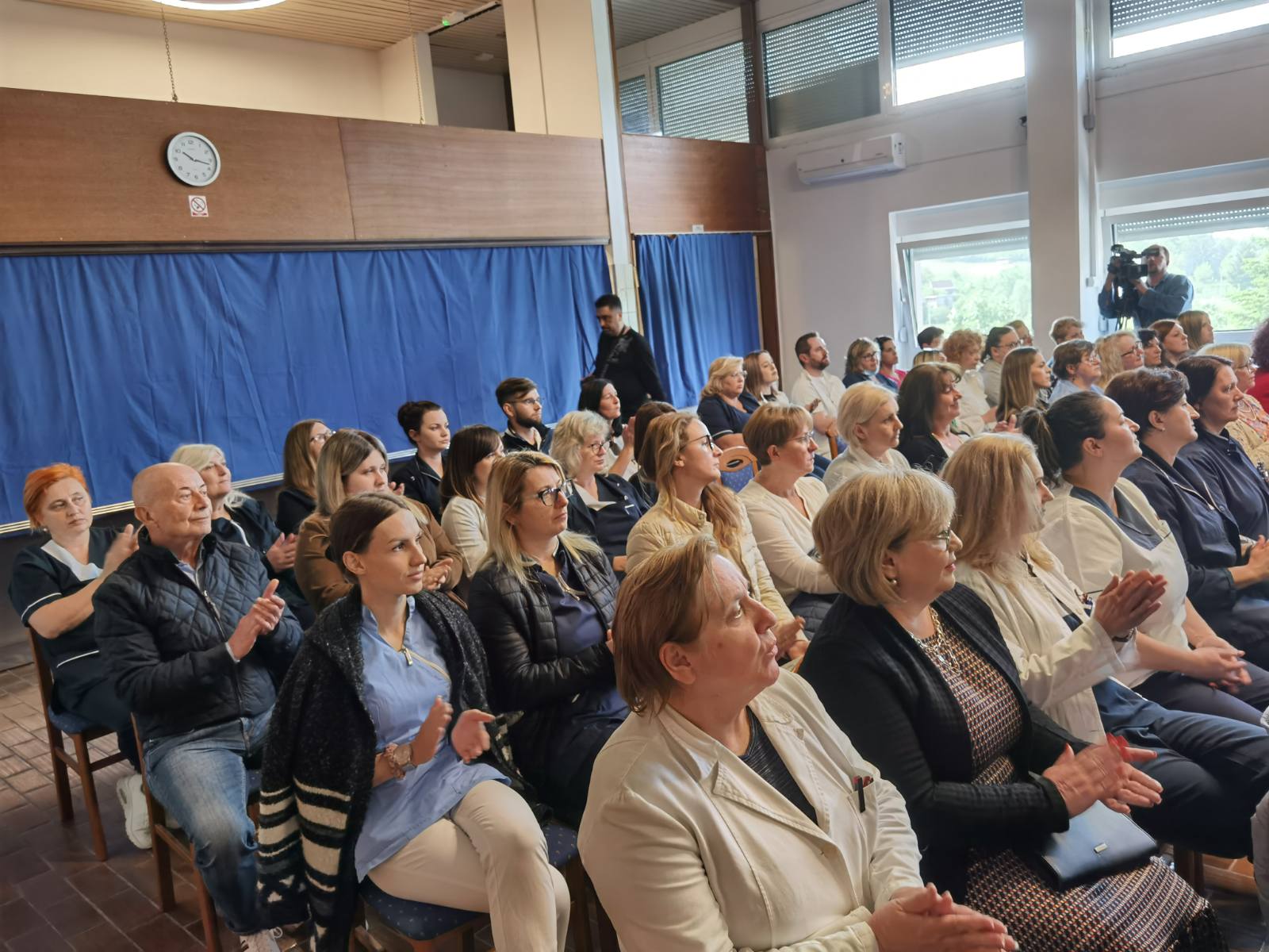 Međunarodni dan sestrinstva obilježava se danas u Neuropsihijatrijskoj bolnici dr. Ivan Barbot u Popovači gdje se održava stručni simpozij o palijativnoj skrbi što je jedan od važnih segmenata sveobuhvatne brige za bolesnike. Skup je pozdravio zamjenik župana Mihael Jurić koji je tom prilikom čestitao medicinskim sestrama i tehničarima njihov dan.