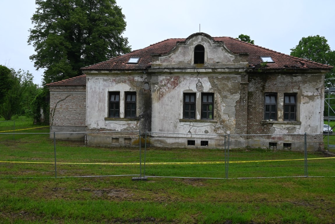Sisačko-moslavačka županija provodi značajne projekte u Donjoj Posavini koji su usmjereni na bolju prometnu povezanost, osiguravanje zdravstvene zaštite, posebno starijeg dijela stanovništva, ali i na razvoj poljoprivrede i turizma. Područje Donje Posavine obišao je u ponedjeljak, 8. svibnja 2023. godine župan Ivan Celjak sa suradnicima i generalnim direktorom Hrvatskih voda Zoranom Đurokovićem. Radni obilazak počeo je u Čigoču, prvom europskom selu roda.