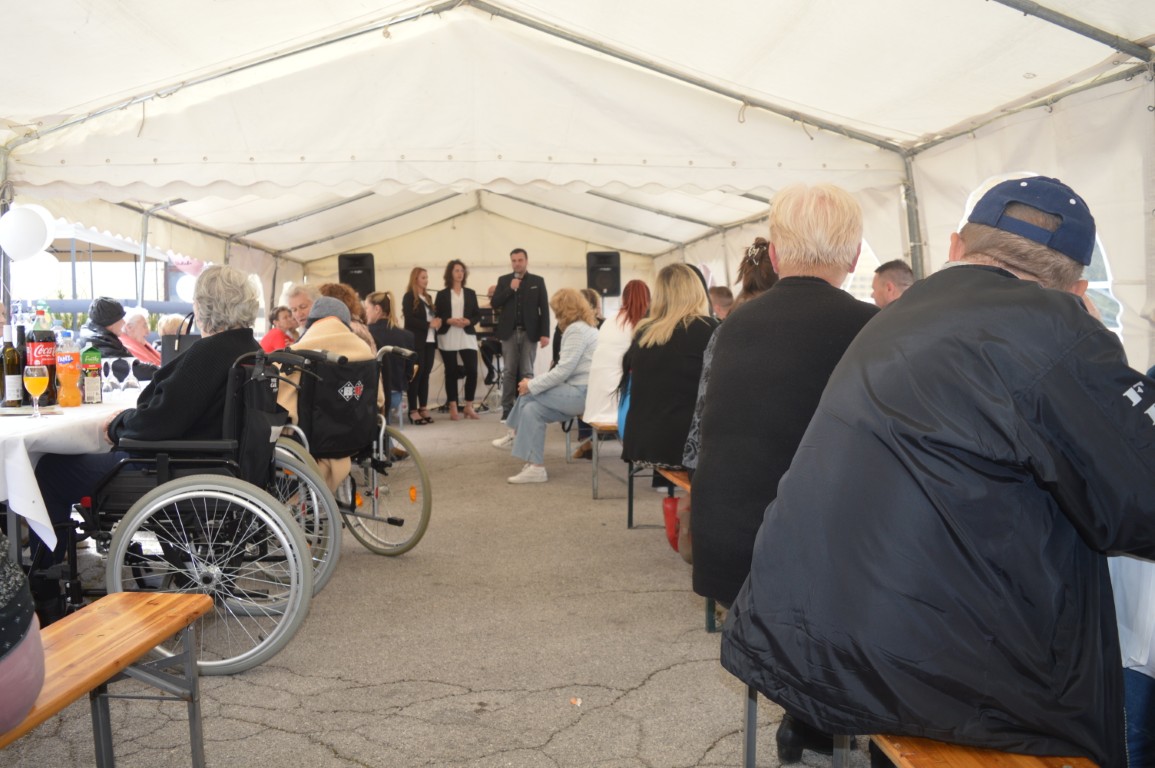 župan je u svom kratkom i srdačnom obraćanju posebno naglasio važnost kvalitetnog odnosa prema osobama starije dobi: „Vi ste naše bake i djedovi, očevi i majke, svoje ste živote posvetili da nama omogućite najbolje uvjete za obrazovanje i odrastanje. I sada je na nama da vam, koliko god možemo, vratimo taj dug i osiguramo sretne i zadovoljne ove dane zlatnih godina koje živite.“