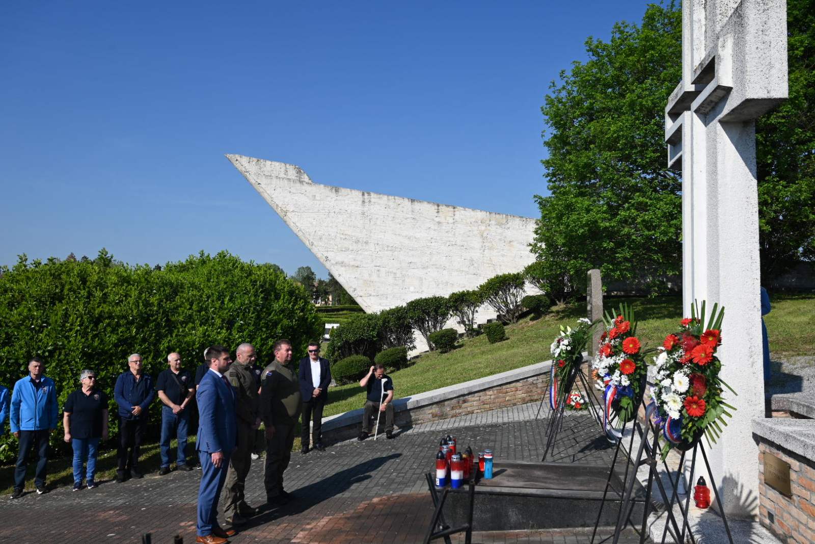 Izaslanstvo Sisačko-moslavačke županije predvodio je župan Ivan Celjak, a počast su odali i roditelji i obitelji poginulih hrvatskih branitelja, članovi Koordinacije udruga proisteklih iz Domovinskog rata, predstavnici Policijske uprave sisačko-moslavačke, gradova i općina Sisačko-moslavačke županije i političkih stranaka.