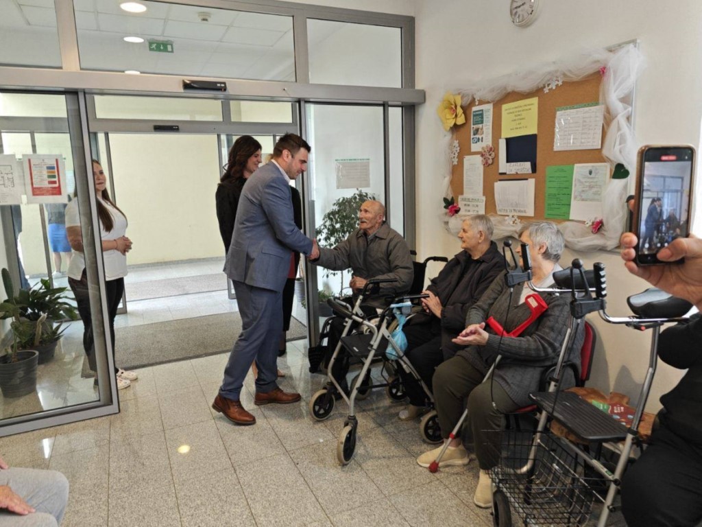 Dom za starije osobe Glina obilježio je u srijedu, 7. svibnja 2025. godine sedmu godišnjicu svog uspješnog djelovanja svečanim programom kojem su, uz župana Ivana Celjaka, prisustvovali brojni korisnici i djelatnici Doma te drugi gosti.