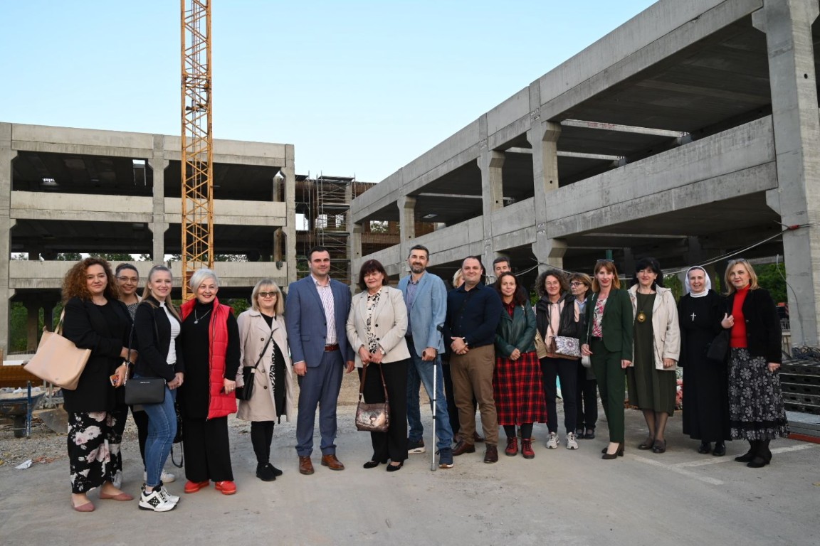 Sisačko-moslavačka županija započela je radove izgradnje nove zgrade Ekonomske škole Sisak. Projekt izgradnje danas je djelatnicima škole predstavio župan Ivan Celjak.