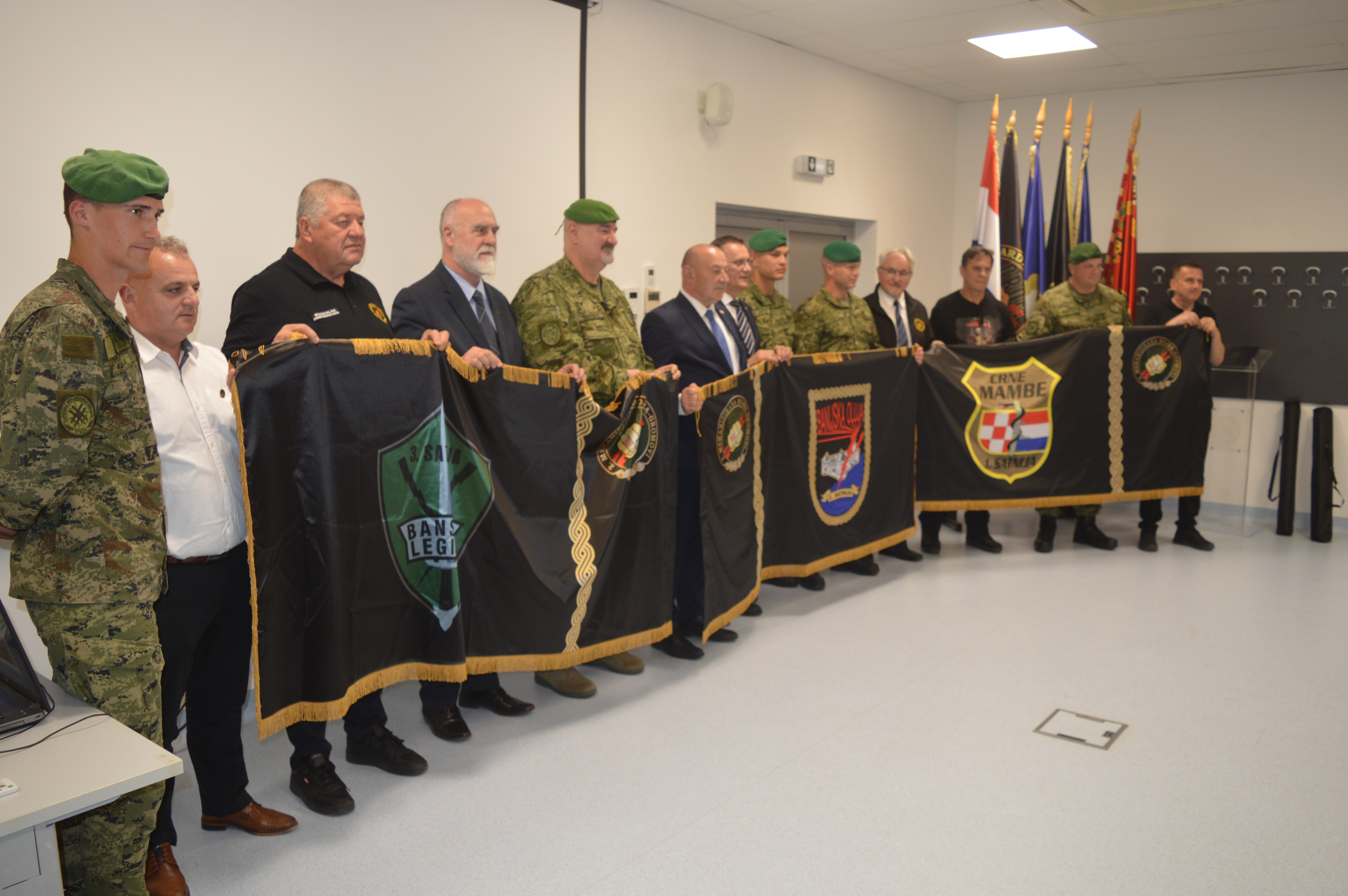 Na samom kraju svečanosti ratni zapovjednici bojni „Gromova“ predali su zastave zapovjednicima satnija koje čuvaju tradiciju i slavu „Gromova“.