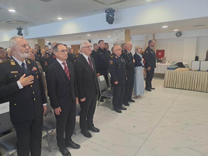 U povodu 160. obljetnice Dobrovoljnog vatrogasnog društva Sisak, jednog od najstarijih društava u Hrvatskoj, održana je u prostoru Hotela Panonija svečana sjednica Hrvatske vatrogasne zajednice.