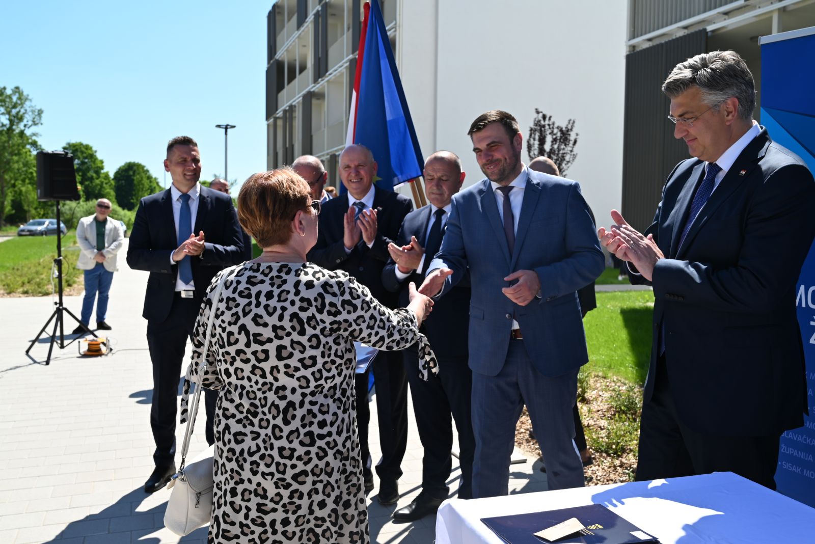 Na prigodnoj svečanosti, kojoj su nazočili predsjednik Vlade RH Andrej Plenković, ministri Tomo Medved, Branko Bačić i Goran Grlić Radman, sisačko-moslavački župan Ivan Celjak i sisački biskup Vlado Košić, 116 obitelji primilo je ključeve stanova u novosagrađenim višestambenim zgradama u Capraškoj ulici u Sisku.