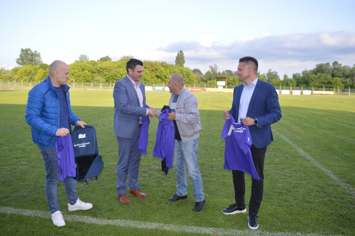 Župan Ivan Celjak, uz kojega su bili državni tajnik Domagoj Orlić i predsjednik Zajednice sportskih udruga i saveza Sisačko-moslavačke županije Marko Badrić, na igralištu NK TŠK 1932 u sisačkom naselju Topolovac, predao je predsjedniku TŠK-a Zdravku Križeu 25 kompleta sportske opreme za mlade nogometaše.