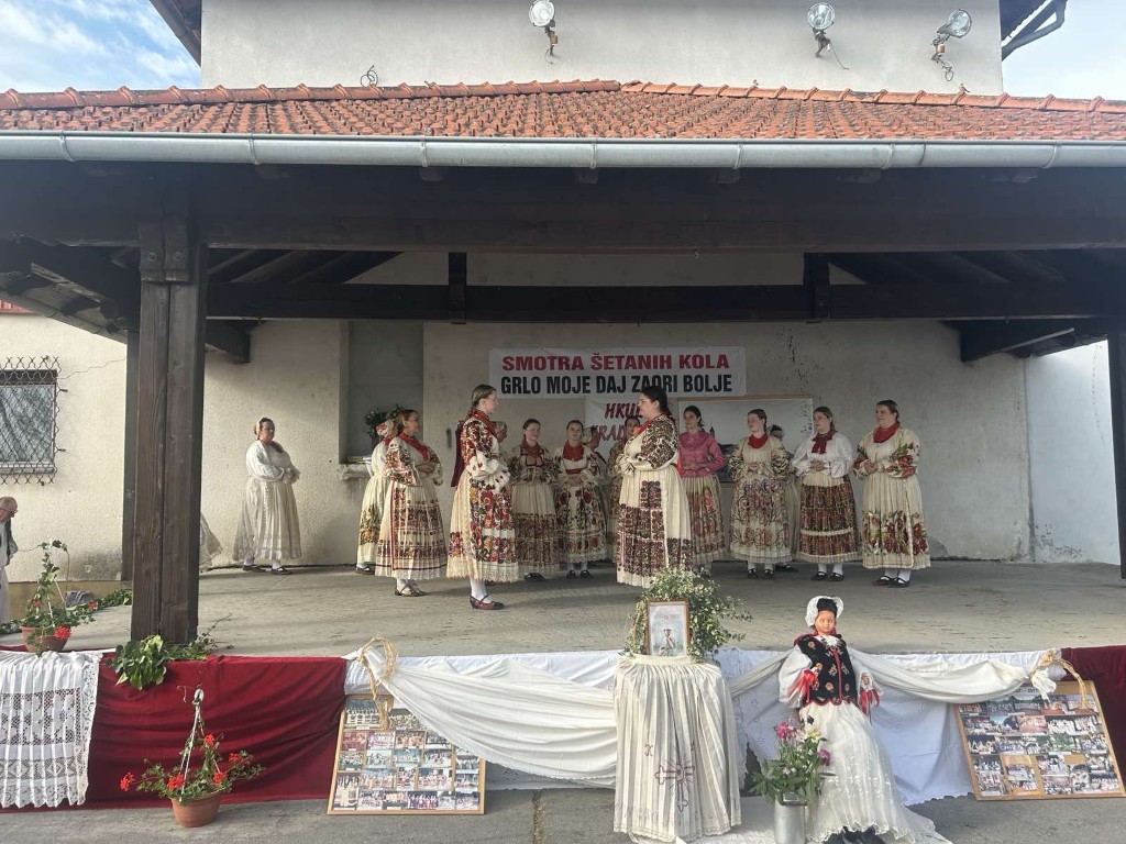 5. smotru šetanih kola „Grlo moje, daj zaori bolje“, organizirao je HKUD „Radost“ Sela. Smotri, koja je održana na otvorenoj pozornici iza Društvenog doma Sela, nazočio je izaslanik župana Ivana Celjaka, državni tajnik Domagoj Orlić.