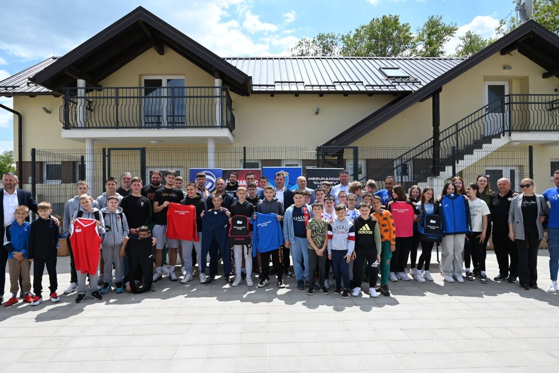 Ispred prostorija ŠNK Banovac u Glini, župan Ivan Celjak uručio je danas sportsku opremu predstavnicima tri glinska kluba, Športskom nogometnom klubu Banovac, Košarkaškom klubu Glina i Odbojkaškom klubu Glina.