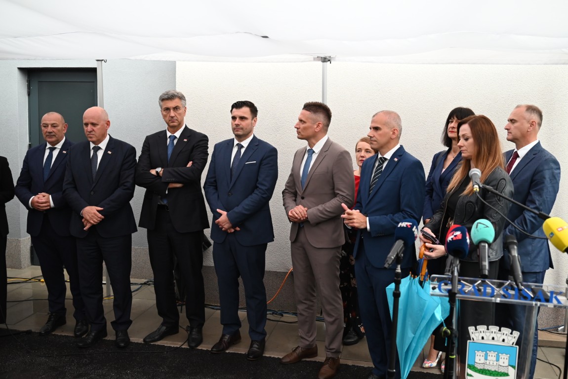 Uoči Dana grada Siska i blagdana sv. Kvirina, predsjednik Vlade Republike Hrvatske Andrej Plenković boravio je danas u Sisku. Sudjelovao je na svečanoj sjednici Gradskog vijeća Grada Siska, a središnji događaj bila je dodjela ključeva stanarima novoizgrađene poslovno-stambene zgrade u Ulici Hrvatskog narodnog preporoda u Sisku, najveće pojedinačne zgrade stradale u potresu koja je u cijelosti uklonjena i ponovno izgrađena.