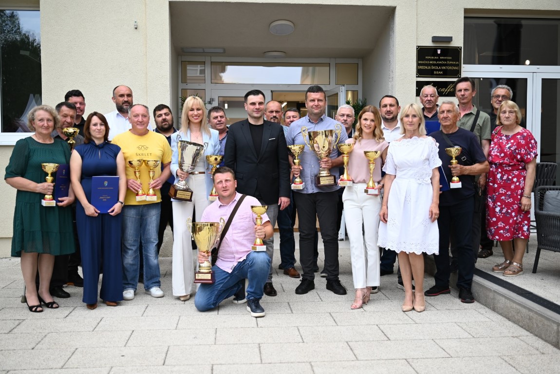 U Art Caffeu u Sisku sinoć je održana završna svečanost manifestacije „Škrlet u čaši“, koju treću godinu zaredom organizira Sisačko-moslavačka županija s ciljem promocije lokalnih vina i vinara.
