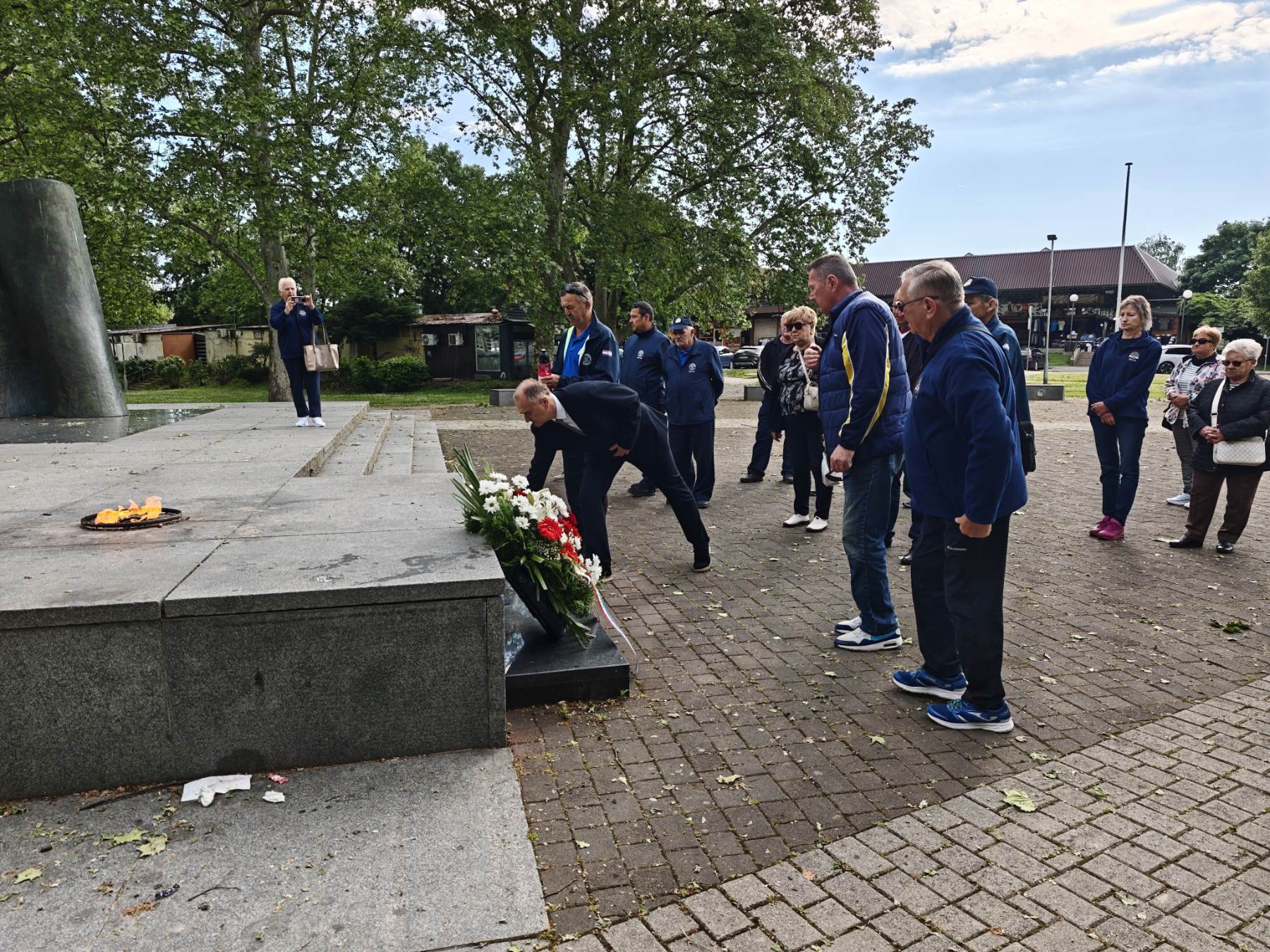 U organizaciji Udruge hrvatskih branitelja Domovinskog rata policije SMŽ, podružnica Sisak, danas su kod spomenika hrvatskim braniteljima u Parku dr. Franje Tuđmana u Sisku, zapaljene svijeće i položen vijenac.
