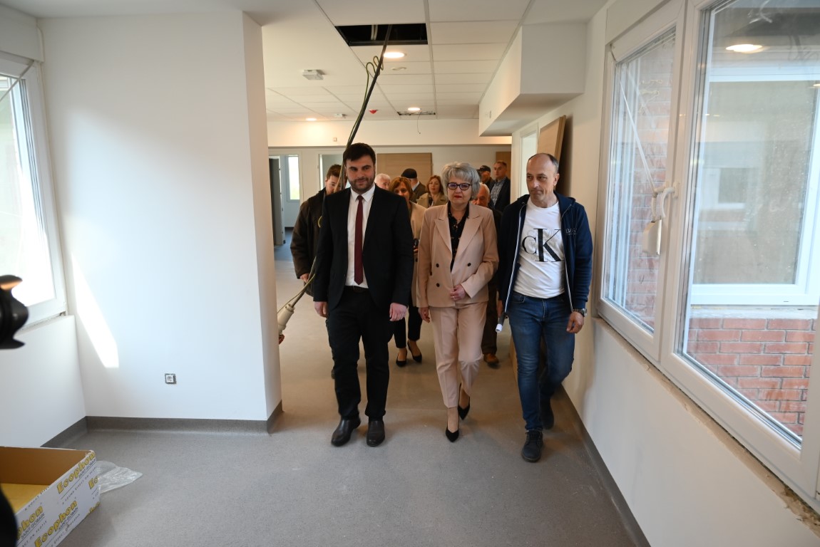 Sisačko-moslavačka županija pokrenula je i uređuje prvi Dom za starije osobe u Kutini na koji su stanovnici Moslavine čekali više od deset godina. Rezultat je to projekta kojeg je župan Ivan Celjak pokrenuo već u prvoj godini svog mandata, a radovi unutar zgrade rade se sredstvima Sisačko-moslavačke županije. Riječ je o jednom od najznačajnijih projekata koje Županija provodi na području grada Kutine. Radove, koji su u završnoj fazi, danas je obišao župan Celjak zajedno s gradonačelnikom Kutine Zlatkom Babićem. Dom će se nalaziti u prostoru Doma zdravlja SMŽ u Kutini i uskoro će primiti 50 korisnika.