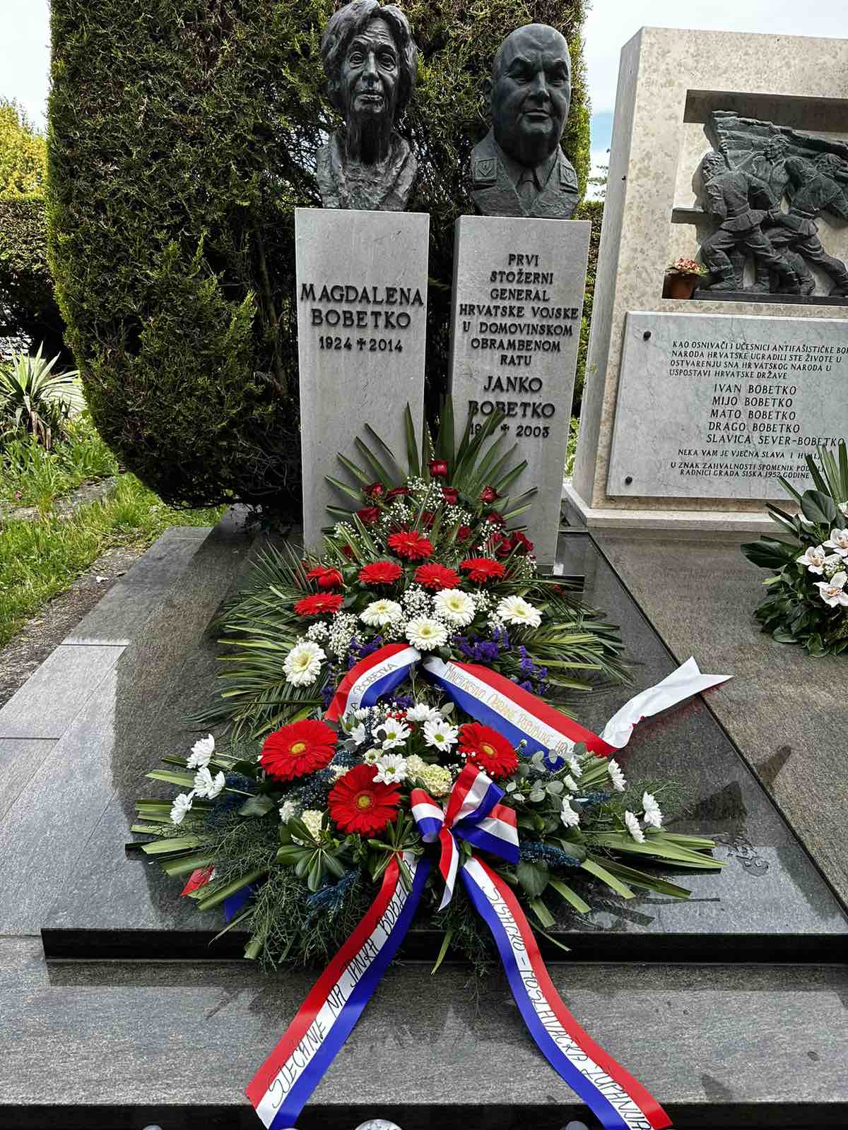 Župan Ivan Celjak sa suradnicam je u subotu, 29. travnja 2023. godine, na sisačkom groblju Viktorovac odao počast stožernom generalu Janku Bobetku, koji je preminuo 29. travnja 2003. godine.