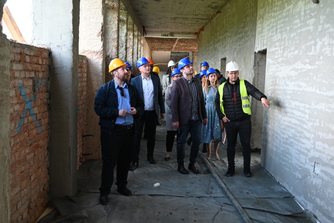 Župan Celjak je sa suradnicima posjetio i Mečenčane, naselje na području općine Donji Kukuruzari, gdje traju radovi na cjelovitoj obnovi zgrade Osnovne škole Katarina Zrinska, koja je teško oštećena u potresu. 