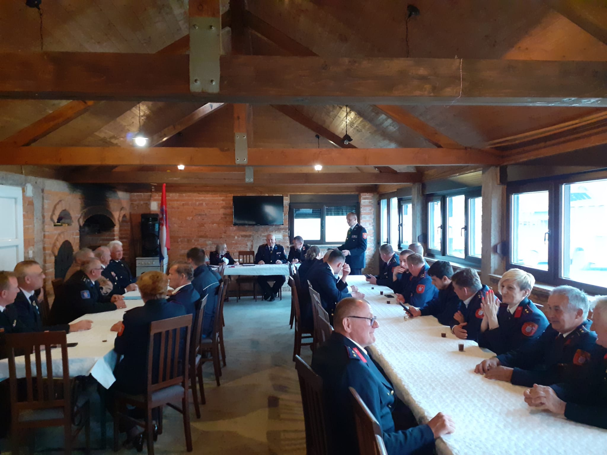 Vatrogasna zajednica grada Gline je u utorak, 25. travnja 2023. godine u Glini održala redovnu sjednicu. Predsjednik zajednice Dražen Naglić je sve prisutne obavijestio o radu Vatrogasne zajednice te još podsjetio na detalje Javnog poziva za dodjelu bespovratnih sredstava za obnovu vatrogasnih objekata koje na inicijativu župana Ivana Celjaka i zahtjeva Županije, dodijelila Vlada RH iz državnog proračuna.