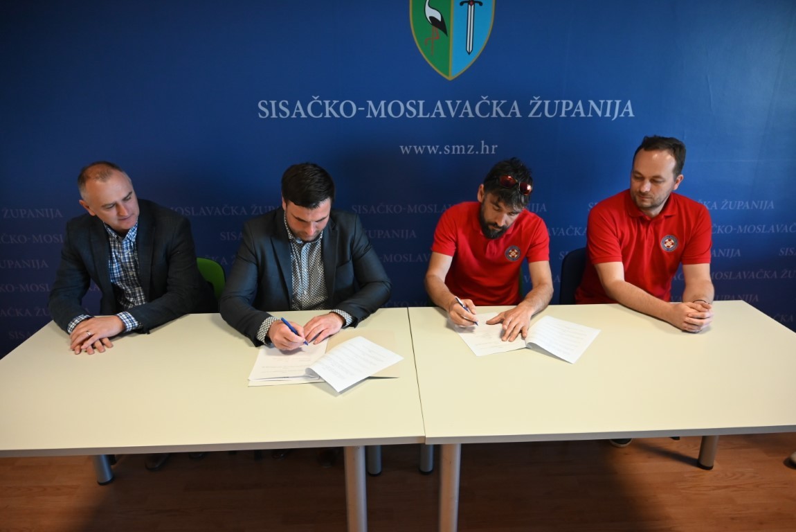 Župan Ivan Celjak je u sjedištu Županije s pročelnikom HGSS stanice Novska Branislavom Grubićem potpisao sporazum kojim se utvrđuje postojanje zajedničkog interesa za djelovanje HGSS stanice Novska i uređuju načini i uvjeti financiranja u 2024. godini.