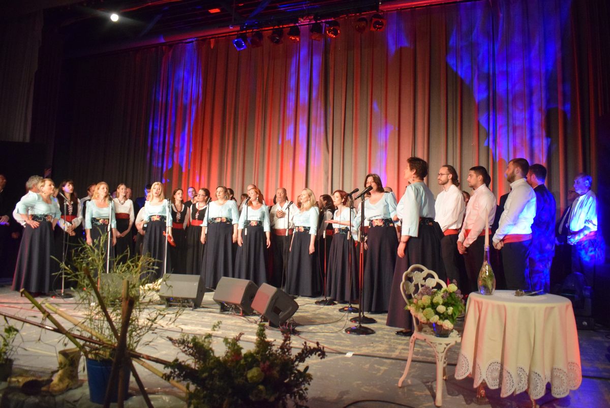 Župan Ivan Celjak je u dvorani INA rafinerije nafte u Sisku nazočio „Lađarskoj večeri klapskih obrada“, koju su, pod pokroviteljstvom Sisačko-moslavačke županije priredile sisačke „Lađarice“.