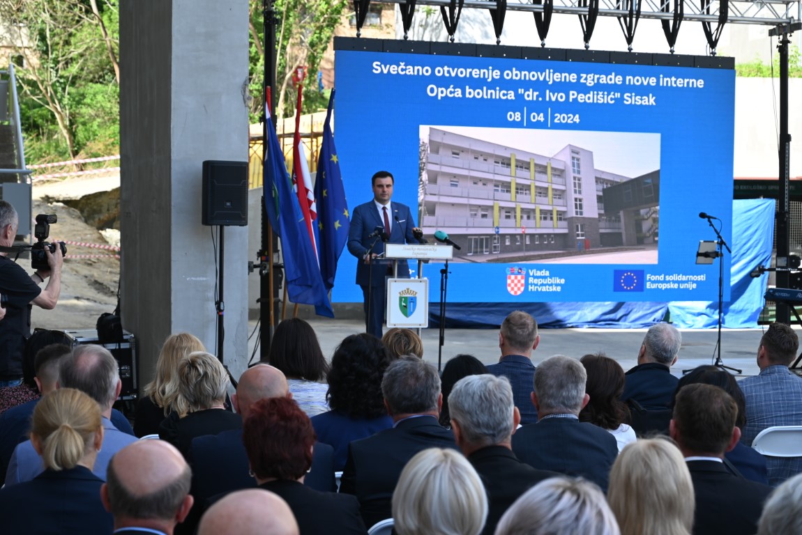 Simboličnim presijecanjem vrpce, izaslanik predsjednika Hrvatskoga sabora, sisačko-moslavački župan Ivan Celjak, svečano je otvorio obnovljenu zgradu nove interne u Općoj bolnici „dr. Ivo Pedišić“ u Sisku. 
