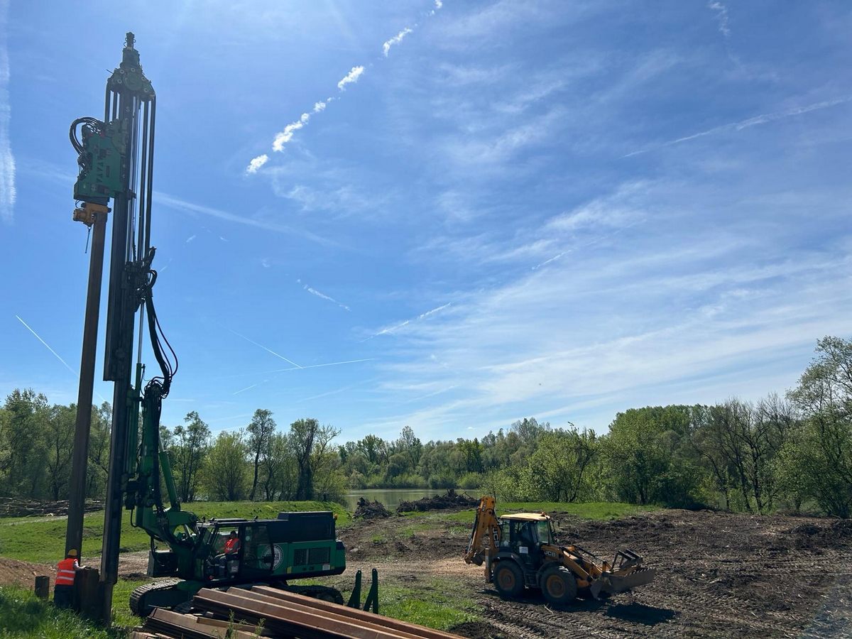 „Hrvatske vode su danas započele s radovima na izgradnji crpne stanice u Prelošćici na području grada Siska i ovaj projekt je vrijedan oko 10 milijuna eura što znači dodatnih 10 milijuna eura ulaganja na području Sisačko-moslavačke županije, na području grada Siska,“ rekao je župan Ivan Celjak 