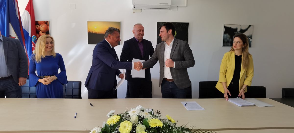 Župan Ivan Celjak je u ponedjeljak, 25. travnja 2022. godine, u prostoru Općine Velika Ludina nazočio potpisivanju ugovora o zajedničkom financiranju radova na cestovnoj infrastrukturi na području Općine.