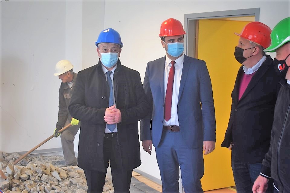 Potpredsjednik Vlade Republike Hrvatske i ministar hrvatskih branitelja Tomo Medved i župan Ivan Celjak, uz suradnike su u petak, 1. travnja 2022. godine, u Glini obišli ustanove u vlasništvu Sisačko-moslavačke županije: novouređene ambulante Doma zdravlja i Dom za starije osobe Glina na kojem su počeli radovi obnove.