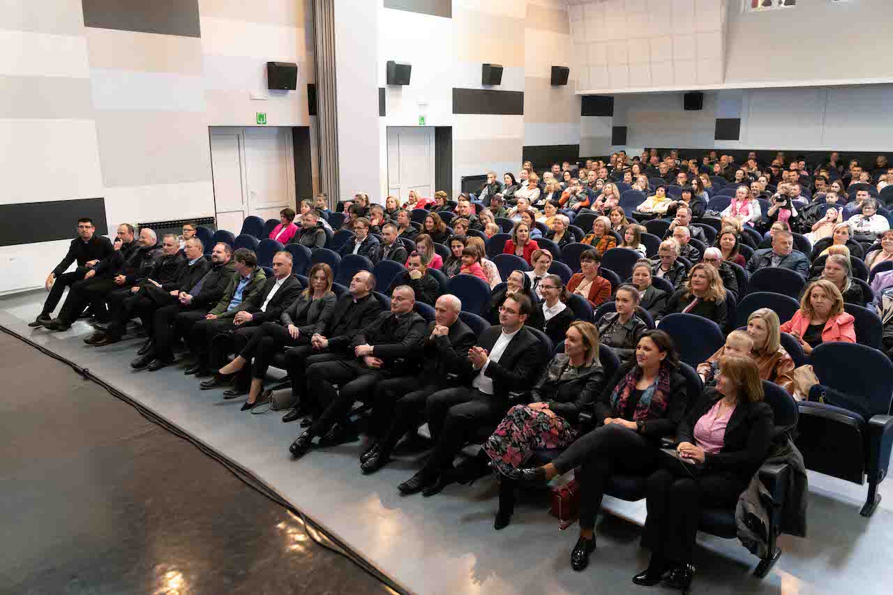 Zamjenik župana Mihael Jurić je u srijedu, 27. travnja 2022. godine, u kino dvorani pri Pučkom otvorenom učilištu Novska nazočio proslavi Dana Katoličke osnovne škole, koja je obilježila petu godinu osnutka.