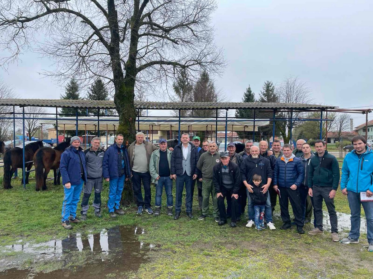 Predsjednik Županijske skupštine Mijo Šepak je u petak, 1. travnja 2022. godine na prostoru bivšeg stočnog sajma u Sunji nazočio ocjenjivanju konja (omica) pasmine hrvatski posavac, koje je organizirala Udruga uzgajivača konja hrvatski posavac „Sunja i Banovina“.