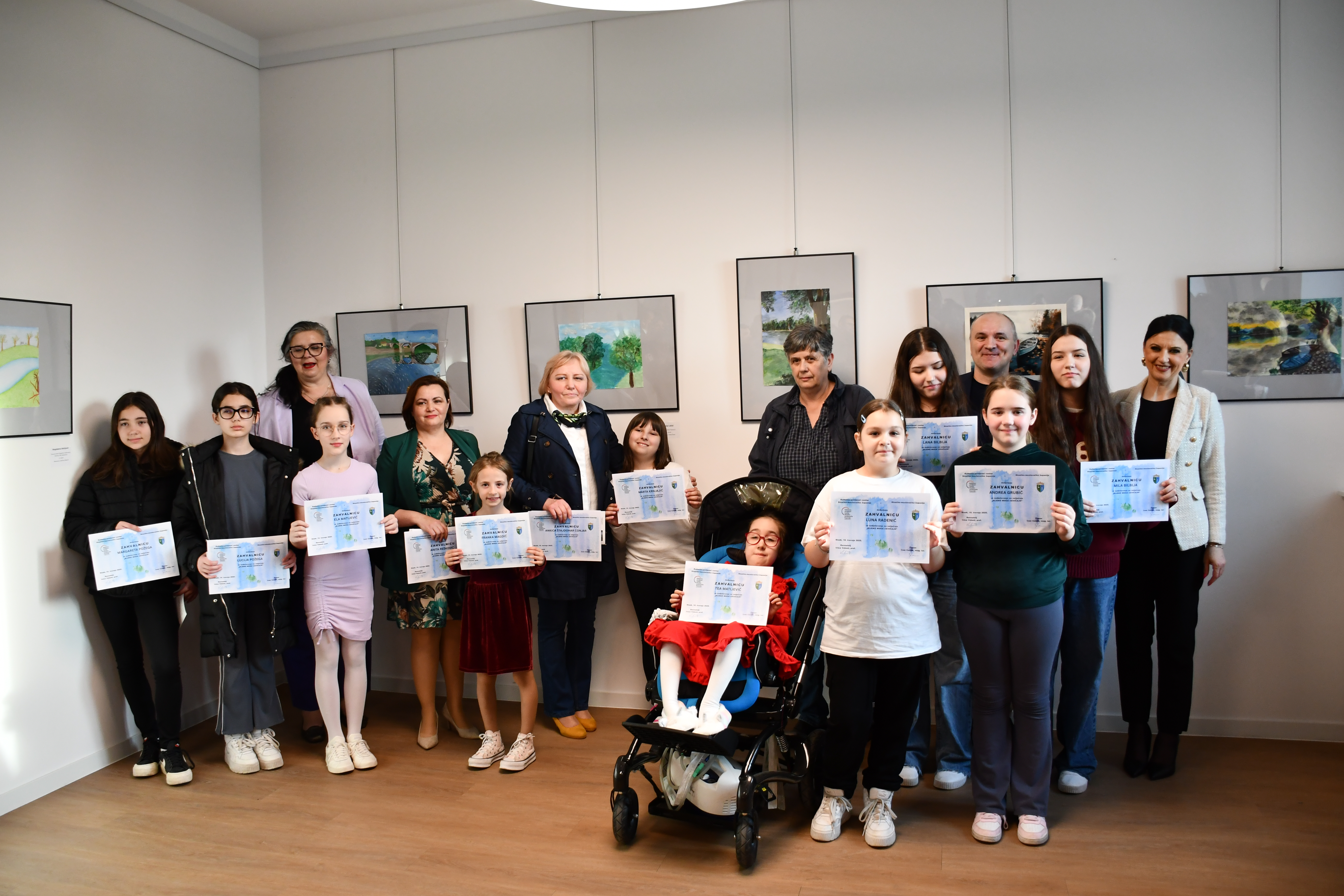 U galeriji Kulturno-povijesnog centra SMŽ u Sisku u četvrtak, 10. travnja 2025. godine uručene su nagrade i zahvalnice učenicima i njihovim mentorima koji su sudjelovali na 3. likovnom natječaju Kulturno-povijesnog centra SMŽ „Rijeke moga zavičaja“