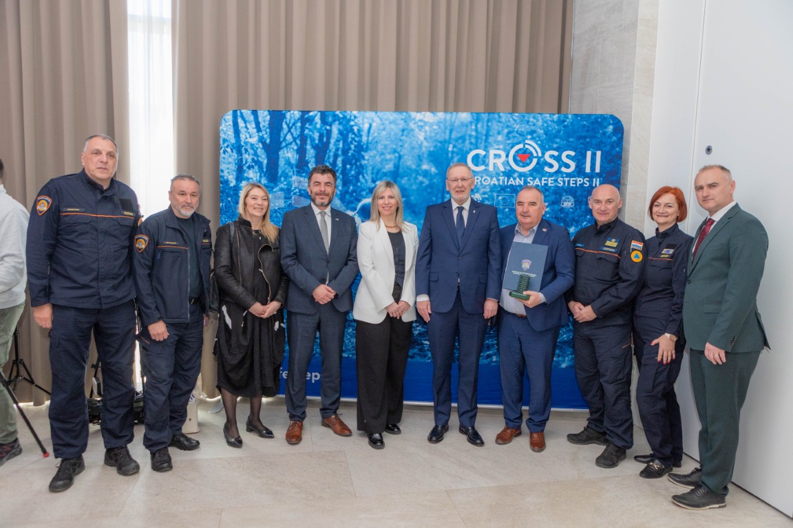 Predstavljanje projekta „Croatian Safe Steps II – CROSS II“, je u organizaciji Ravnateljstva civilne zaštite Ministarstva unutarnjih poslova Republike Hrvatske održano u splitskom hotelu „Amphora“.