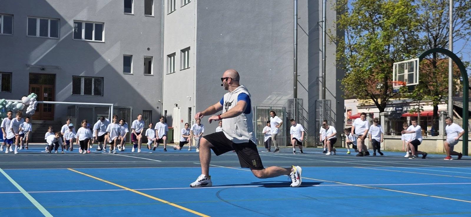 Rekreativci, sportaši i djeca vježbali su u subotu, 12. travnja 2025. godine u Sisku s omiljenim trenerom iz emisije „Život na vagi“ Edinom Mehmedovićem.